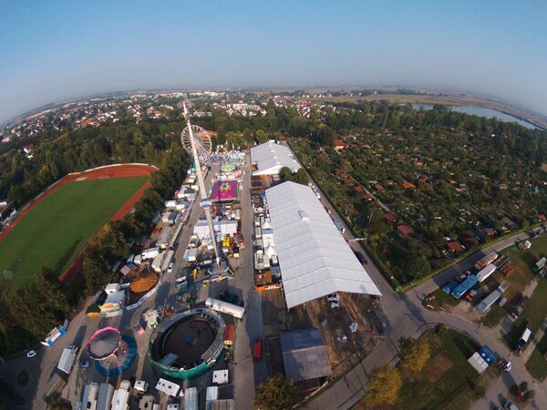 Luftaufnahme vom Herbstfest mit städtischem Stadion (links) und Kronthaler Weiher (rechts)