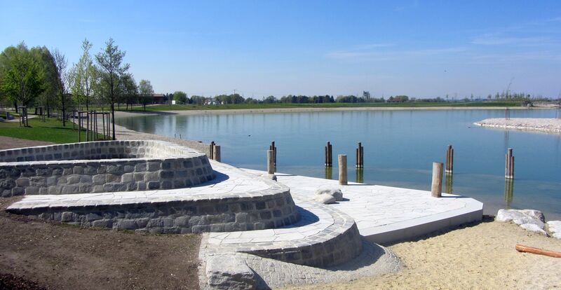 Sitzstufen neben dem Badestrand am Kronthaler Weiher