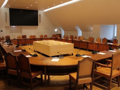 Blick in den Sitzungssaal des Erdinger Rathauses