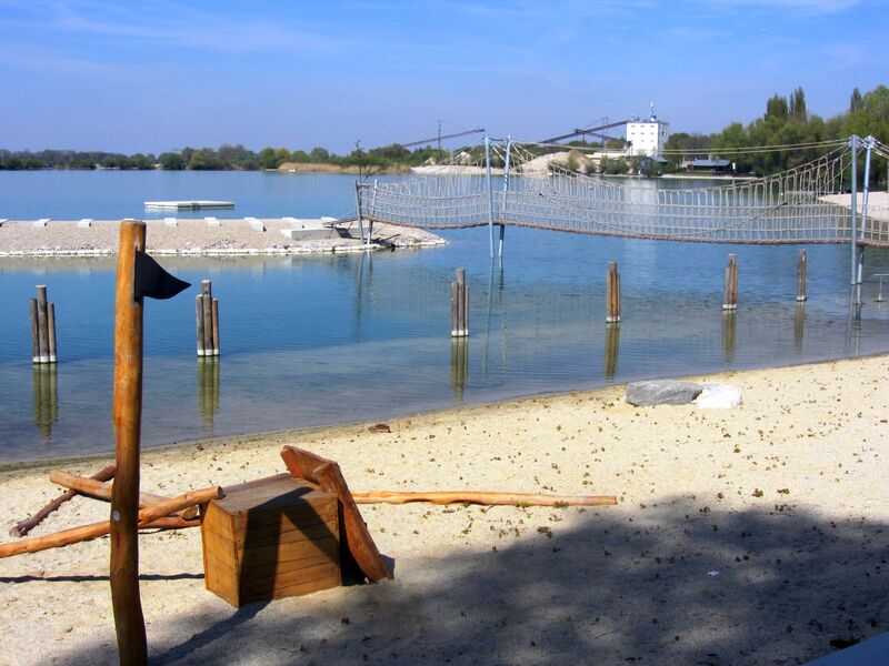Familienstrand am Kronthaler Weiher, im Hintergrund die Badeinsel mit Hängebrücke