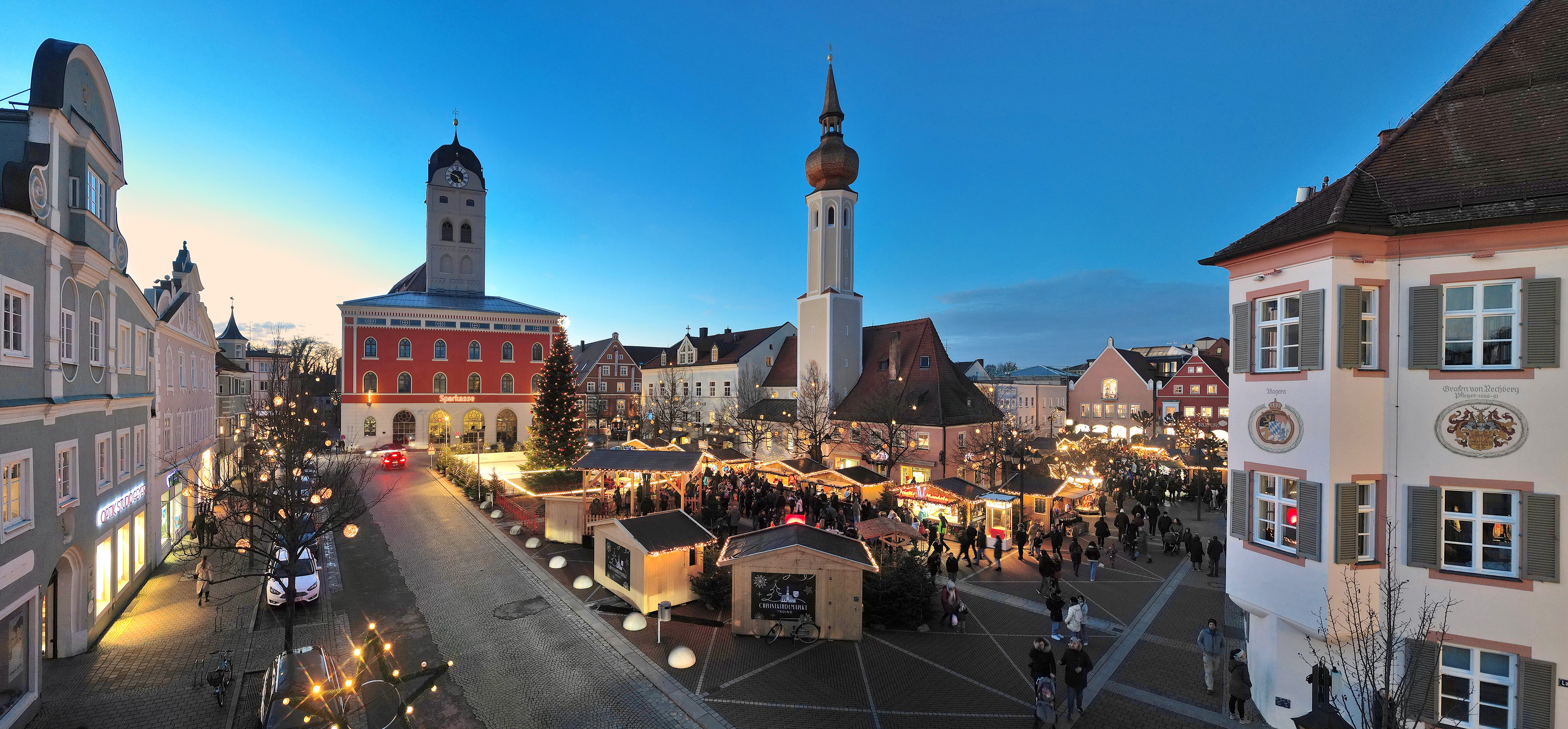 Überblick über den Christkindlmarkt von der Landshuter Straße aus