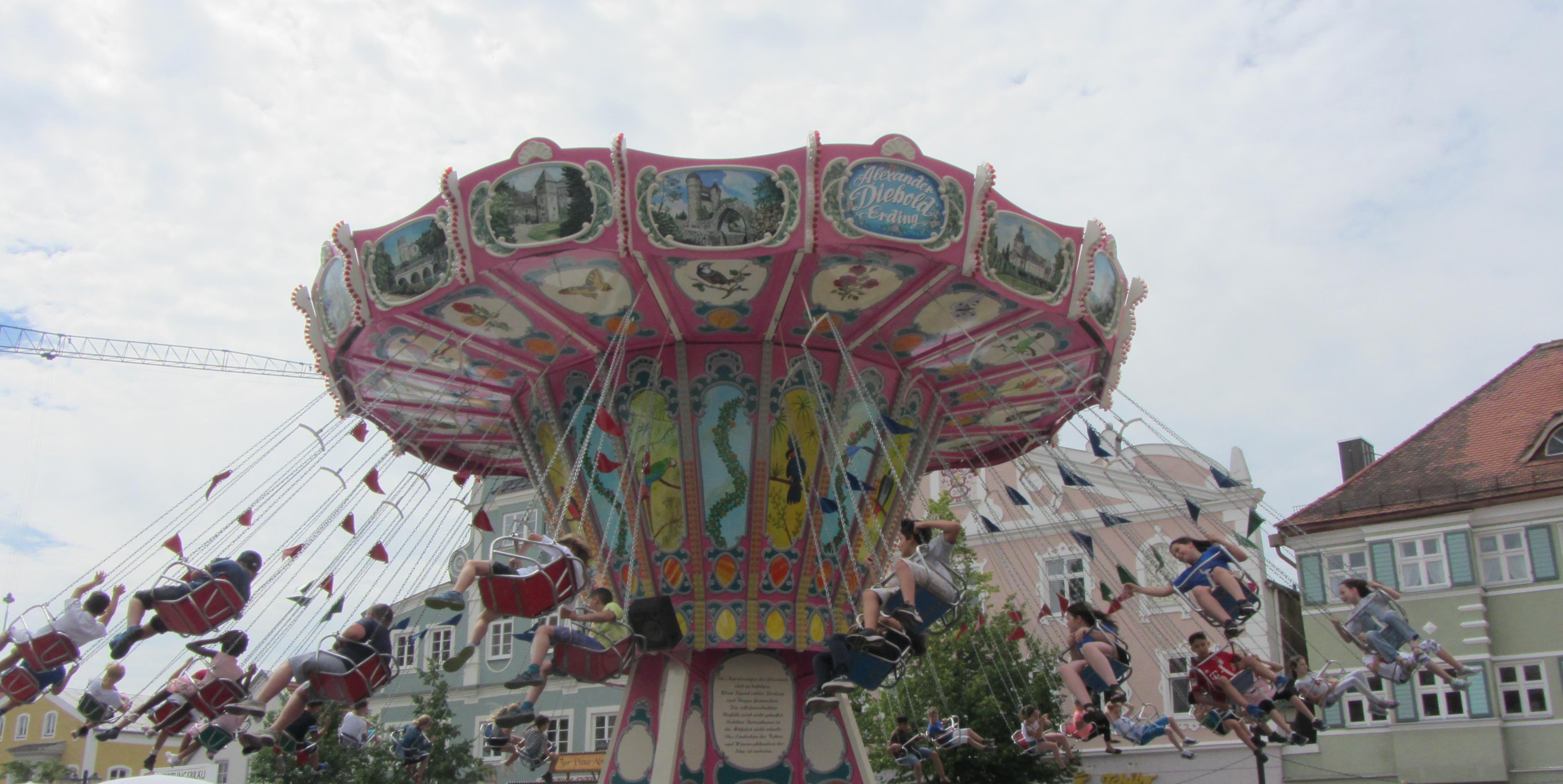 Kinder im Kettenkarussell am Schrannenplatz