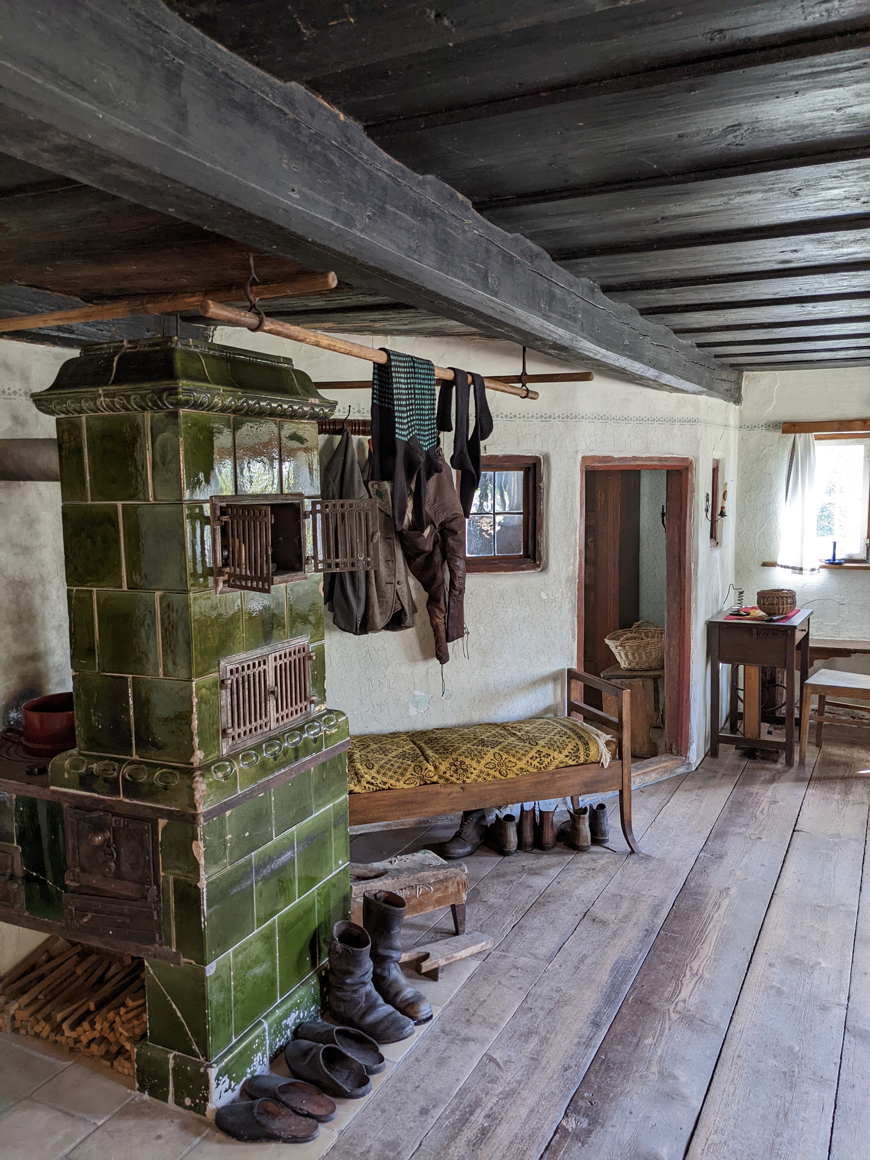 Kachelofen in einer historischen Bauernstube