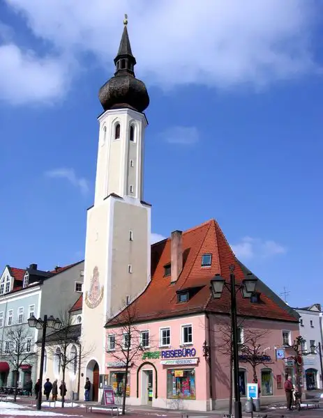 Das Frauenkircherl mit seinem hohen Zwiebelturm in der Häuserzeile am Schrannenplatz.