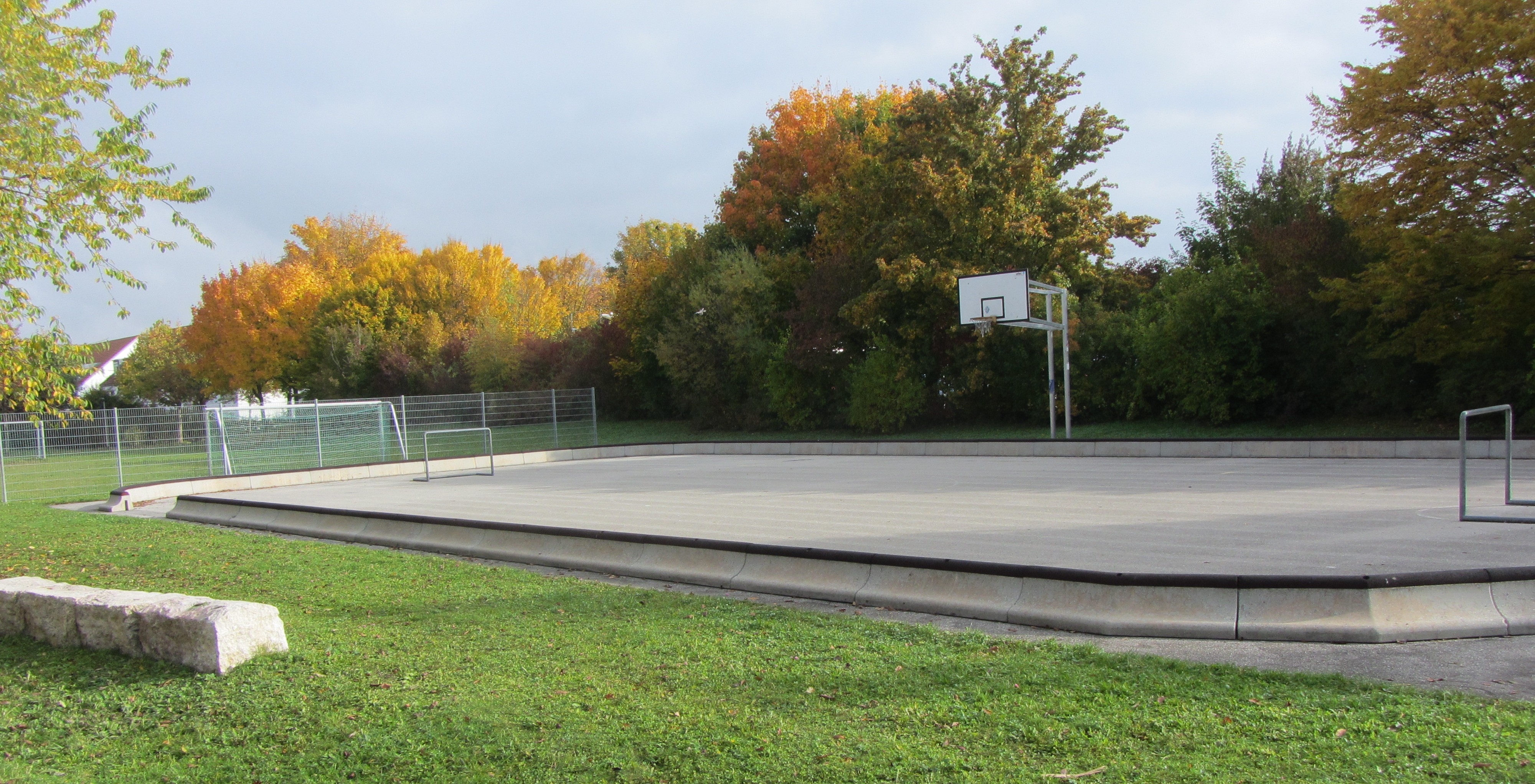 Im Grünzug in Altenerding-Süd befindet sich ein Hockey- und Basketballplatz