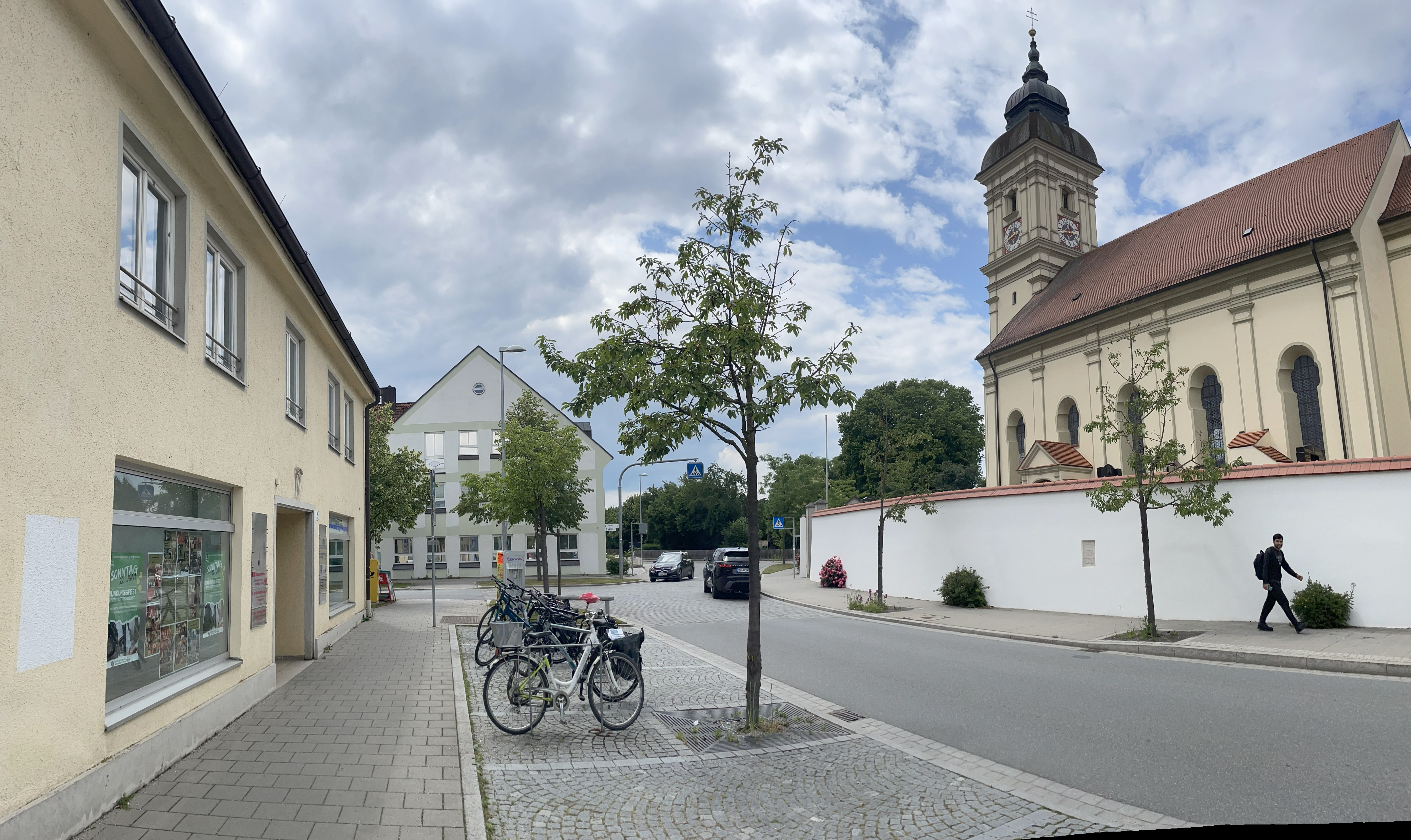 Altenerdinger Ortsmitte mit ehemaligem Rathaus (links) und Pfarrkirche (rechts)