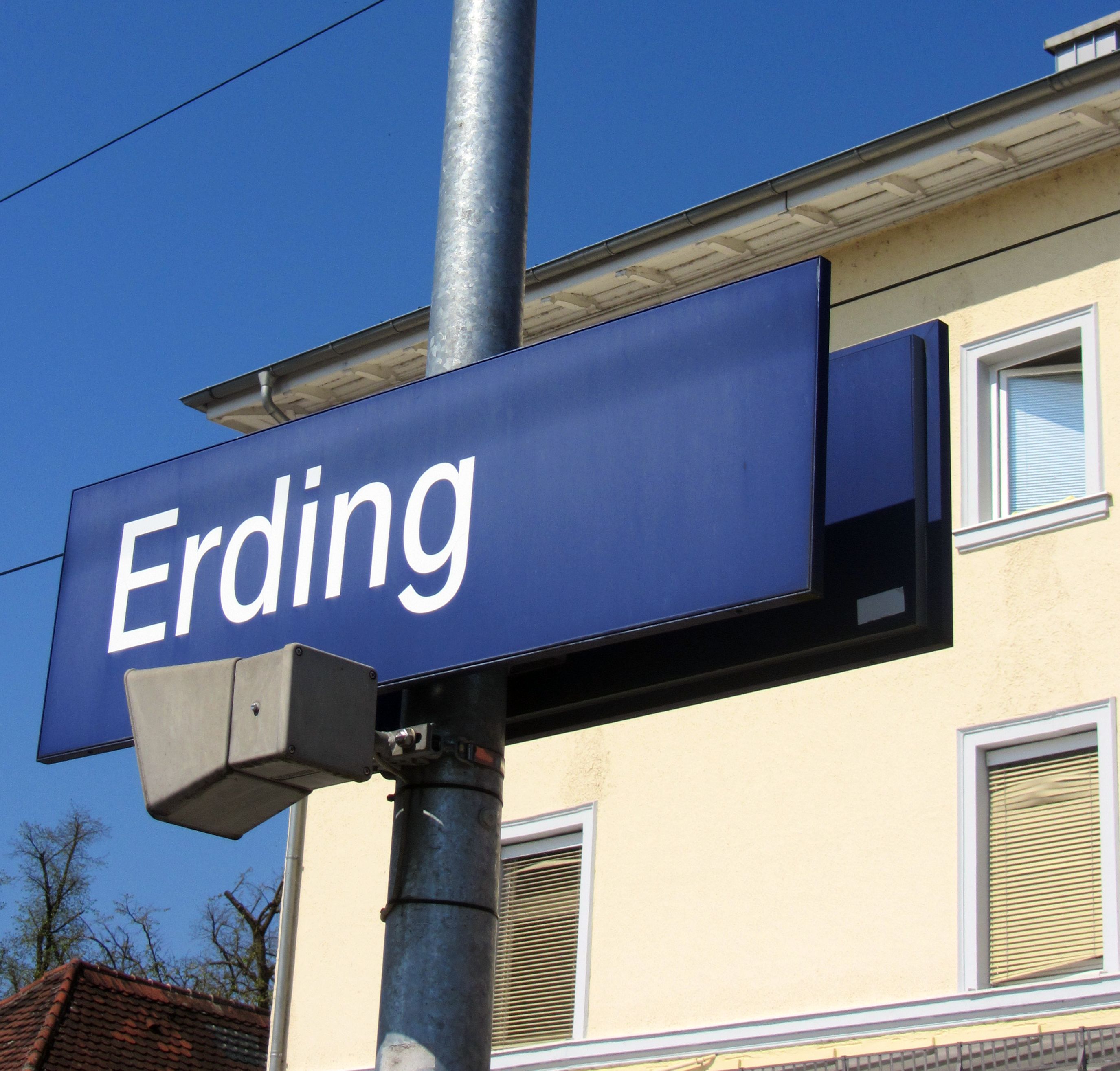 Stationsschild "Erding" am Bahnhof
