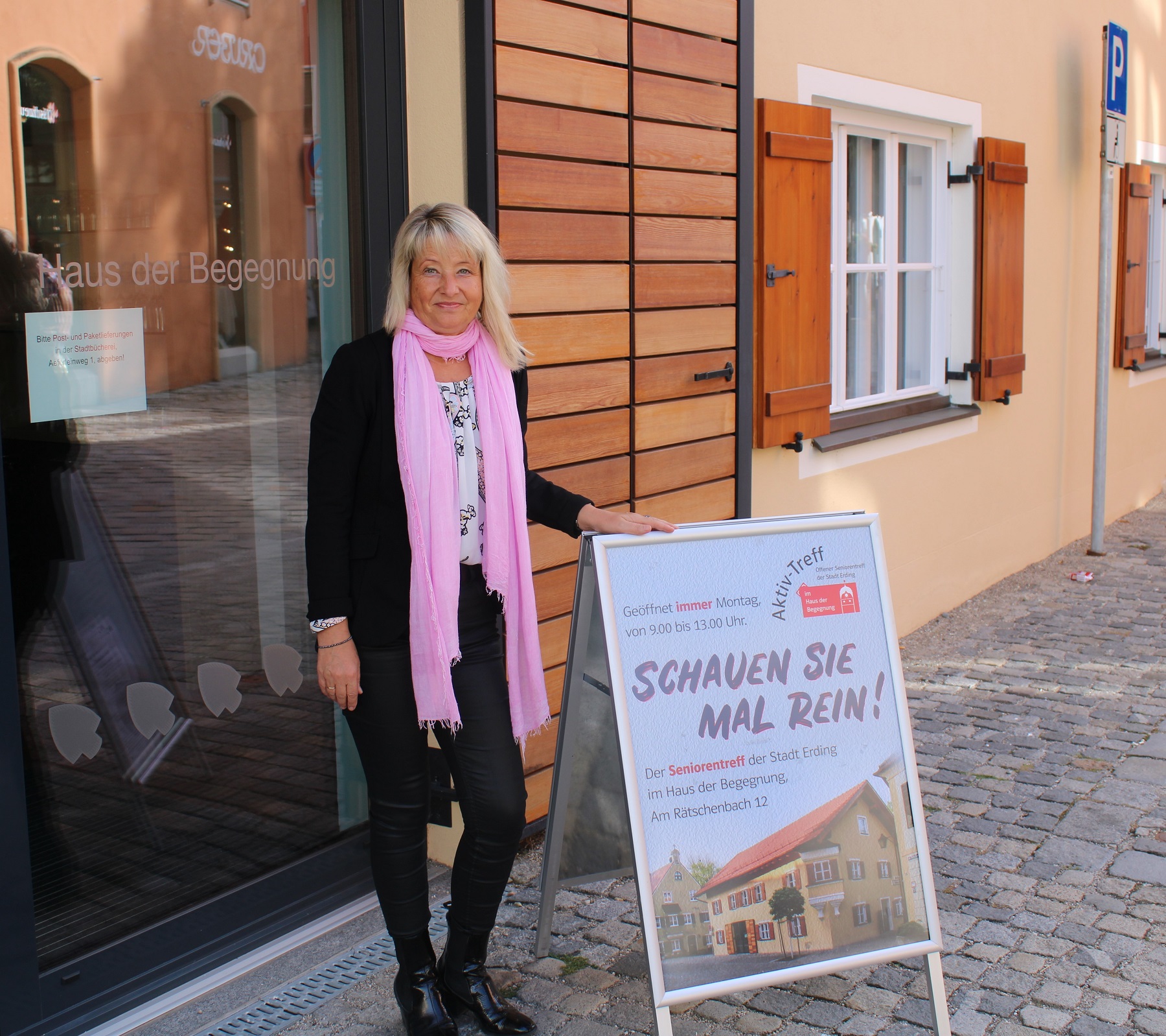 Seniorenbeauftragte Silke Hörold-Ries vor dem Haus der Begegnung