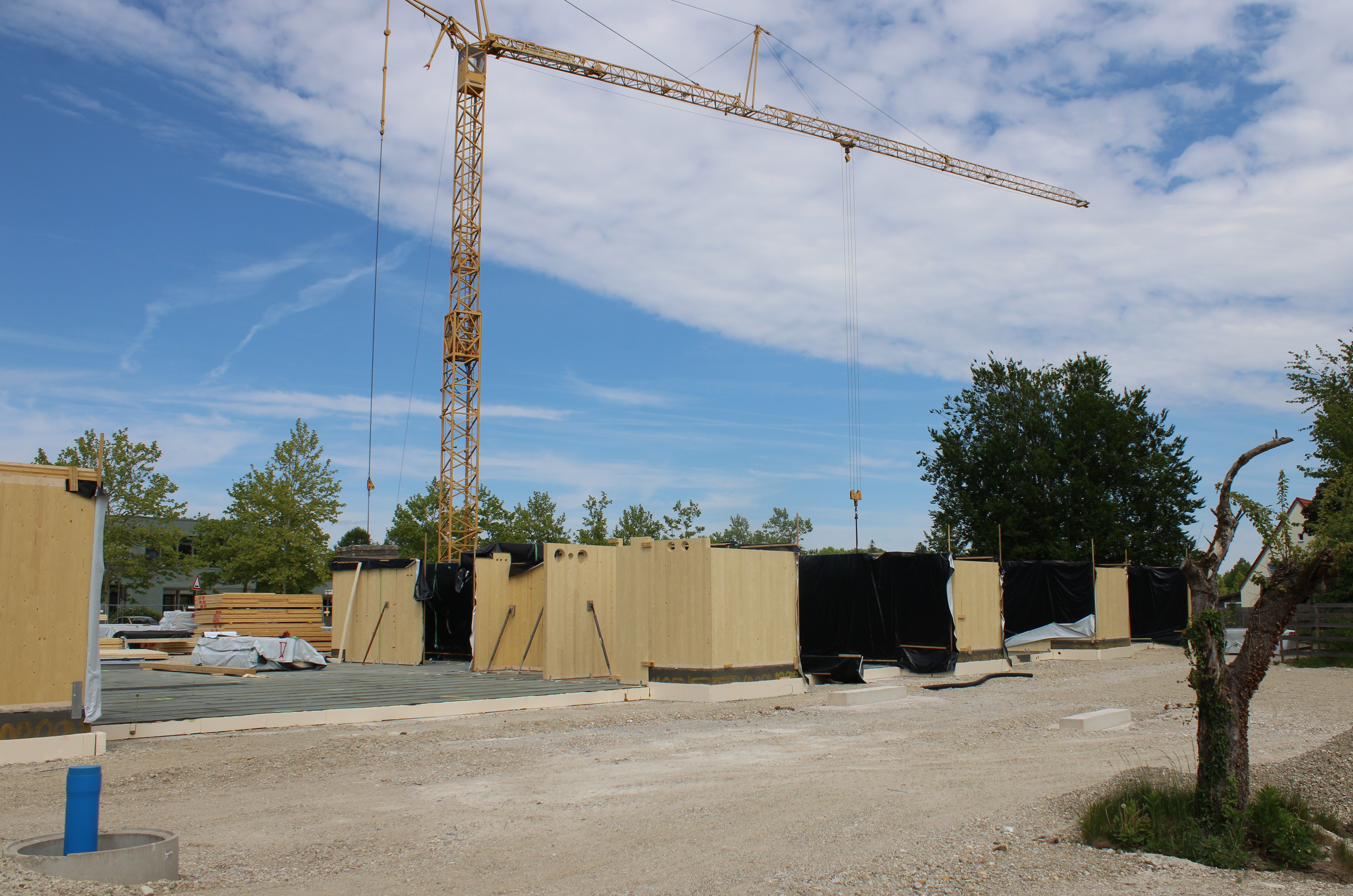 Holzmodule auf der Baustelle für ein Kinderhaus