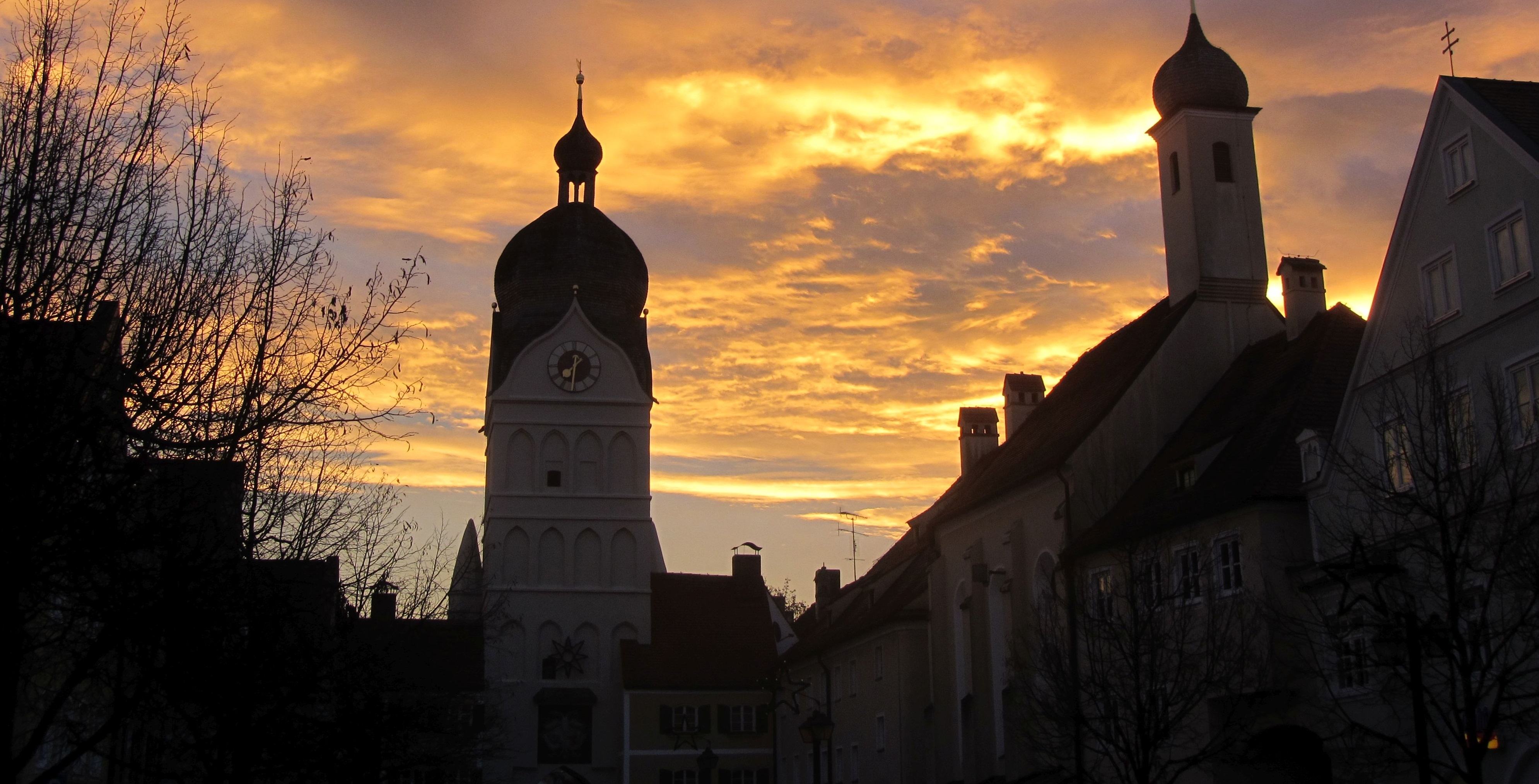Blick auf den Schönen Turm und die Heiliggeist-Kirche im Morgengrauen